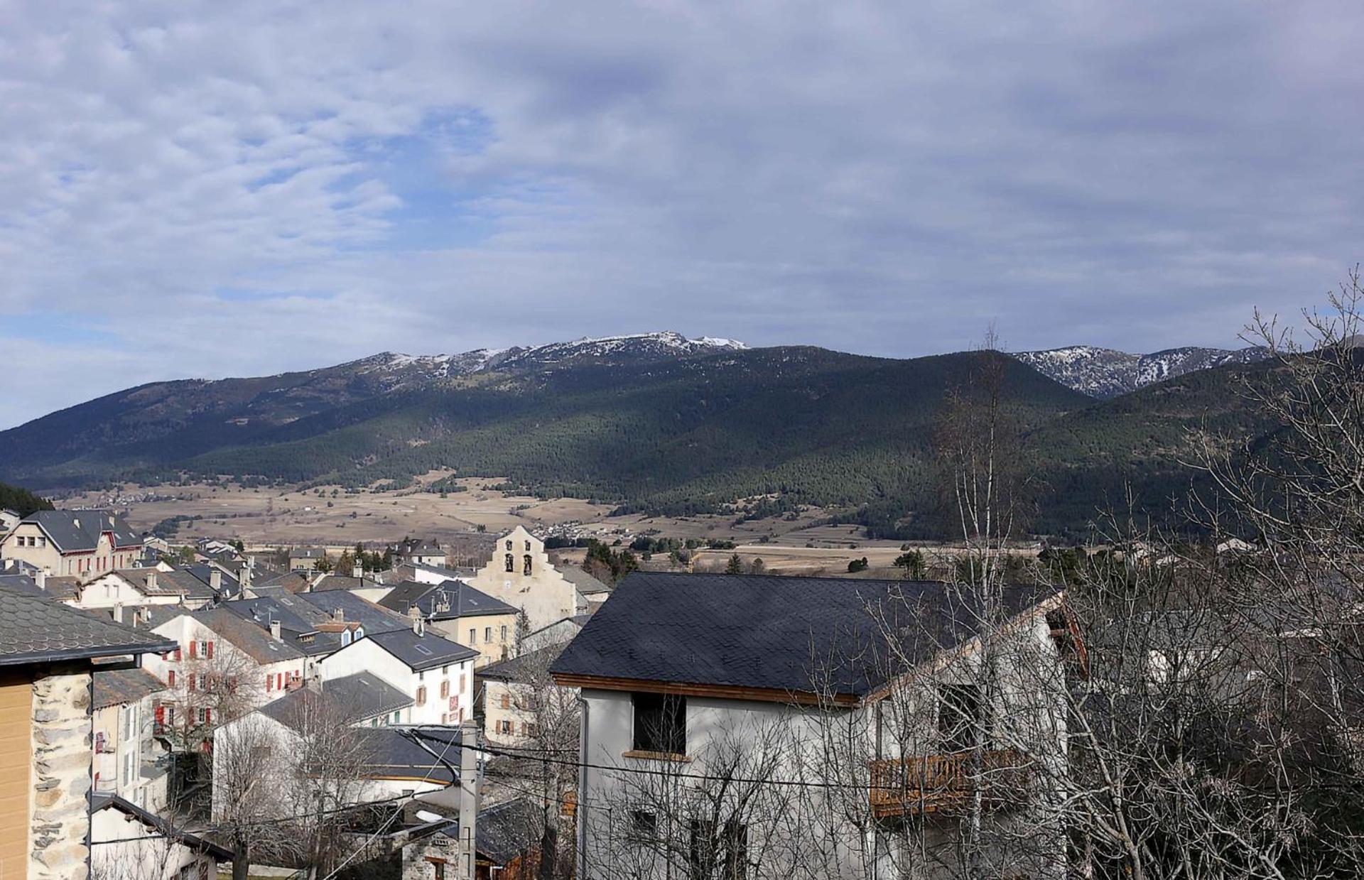 Appartement Avec Vue Et Jardin Formigueres Luaran gambar